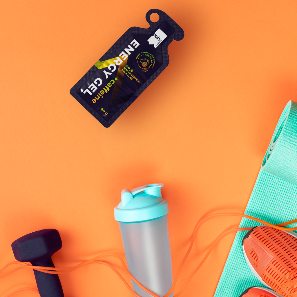 En gel ligger på ett bord med en hantel och flaska