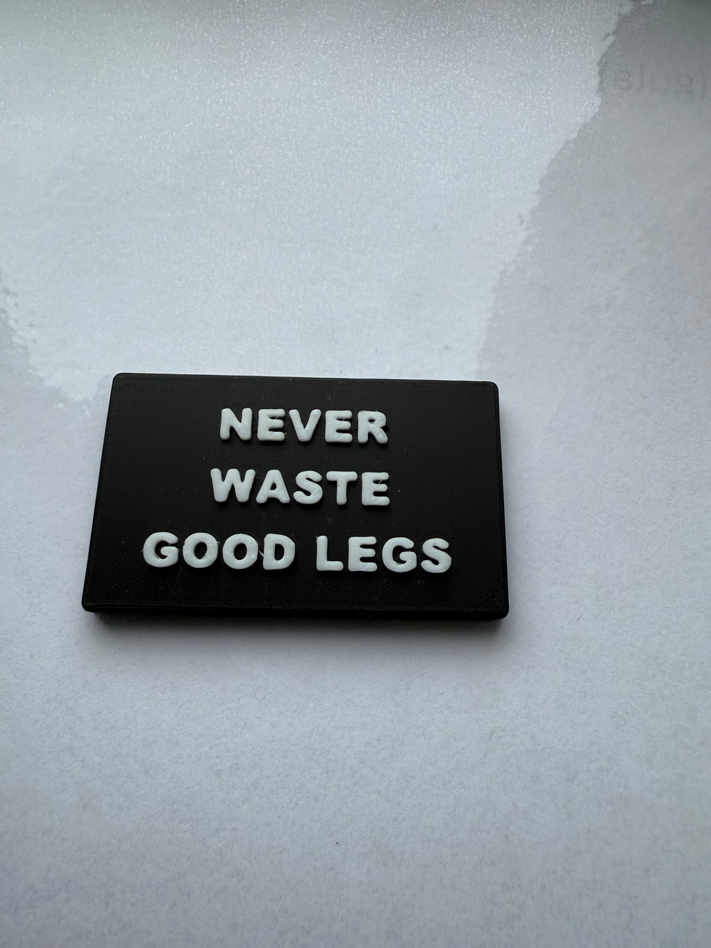 "Never waste good legs" Kylskåpsmagnet