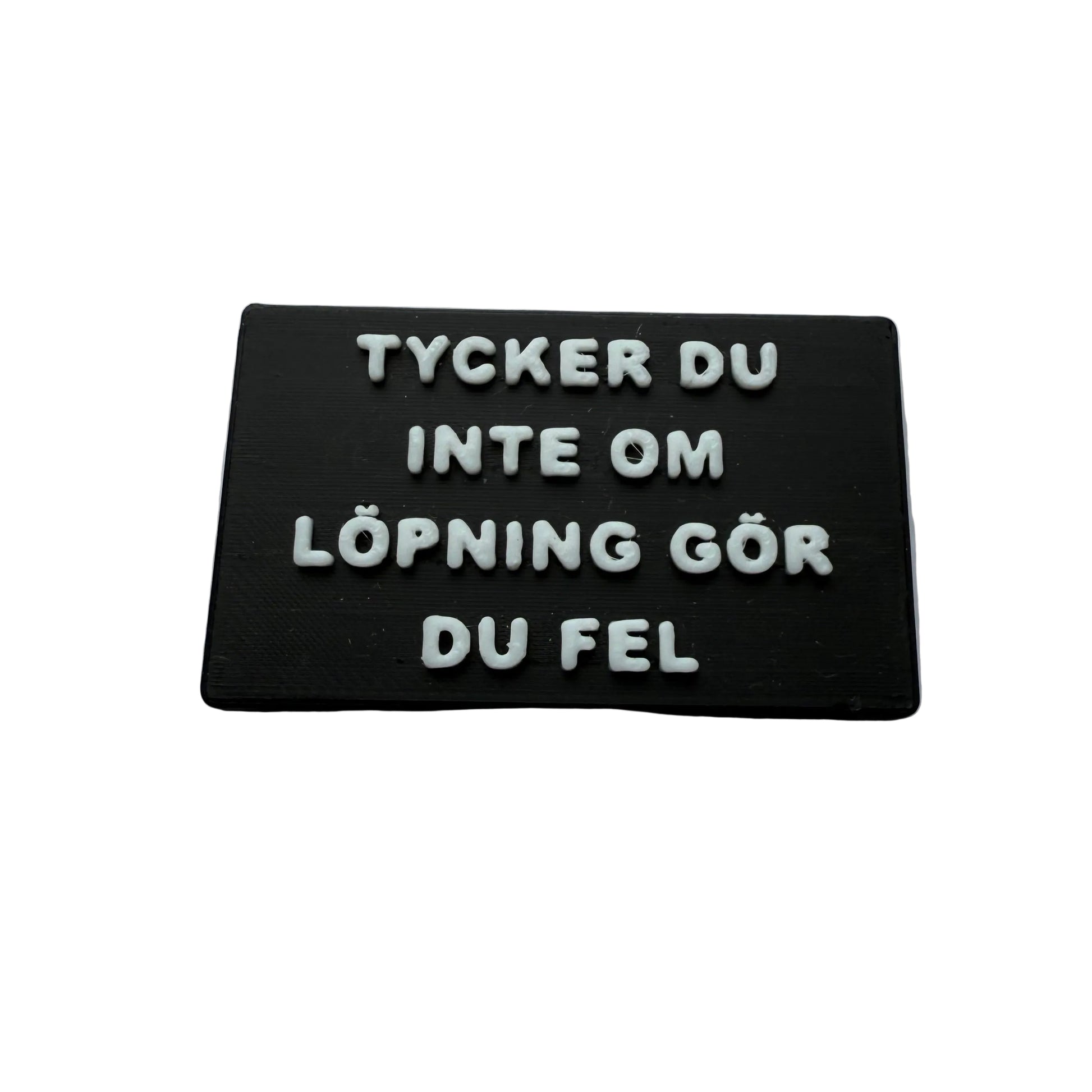 Kylskåpsmagnet svart bas vit text
