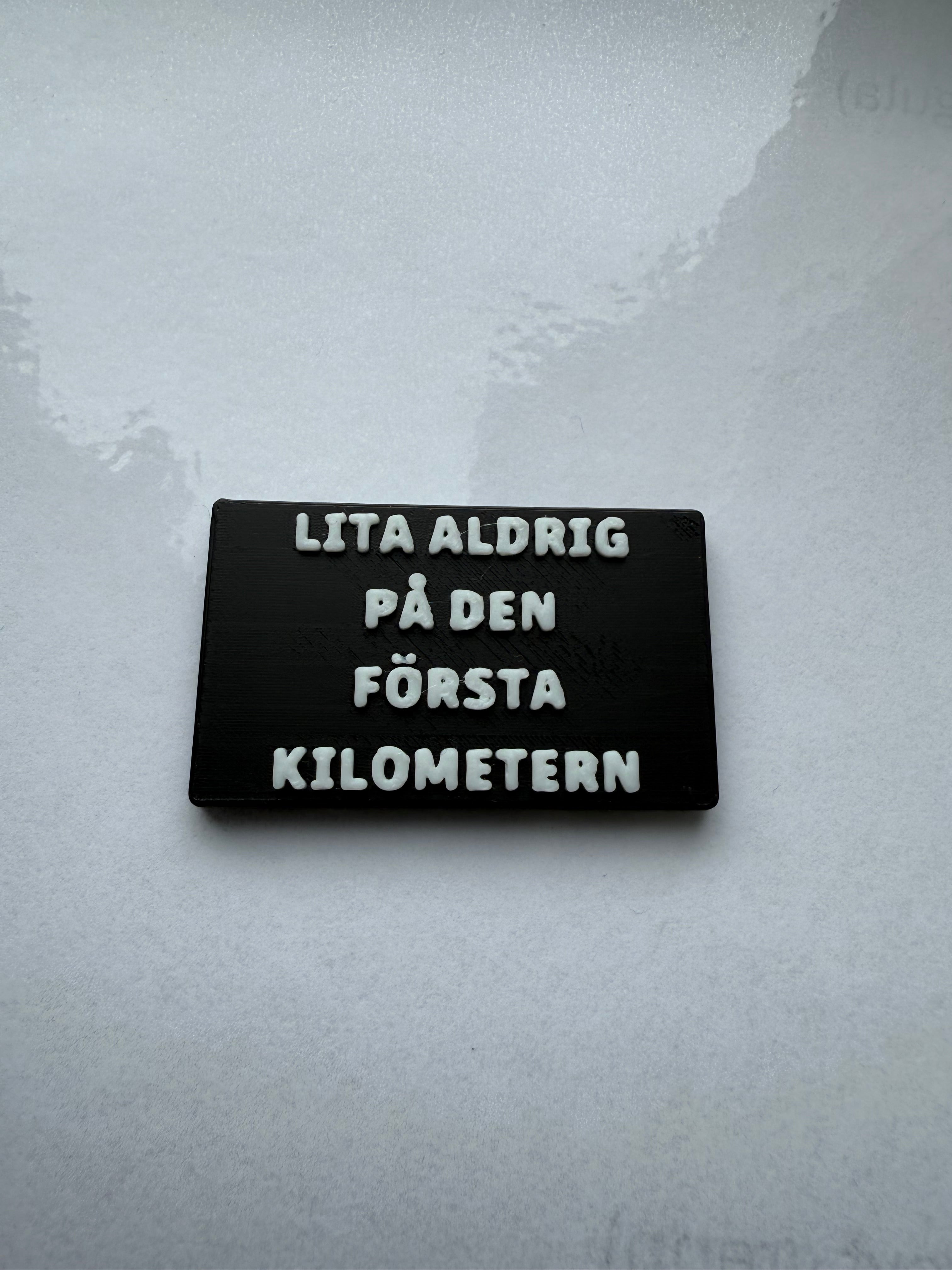 "Lita aldrig på den första kilometern" Kylskåpsmagnet