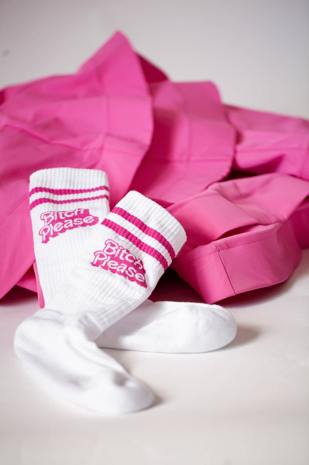 Rosa kläder på golvet