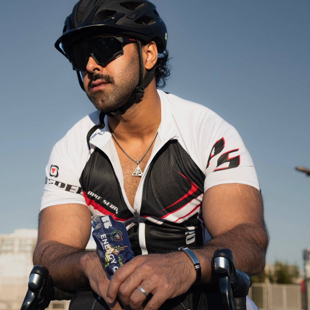 En cyklist med en energigel