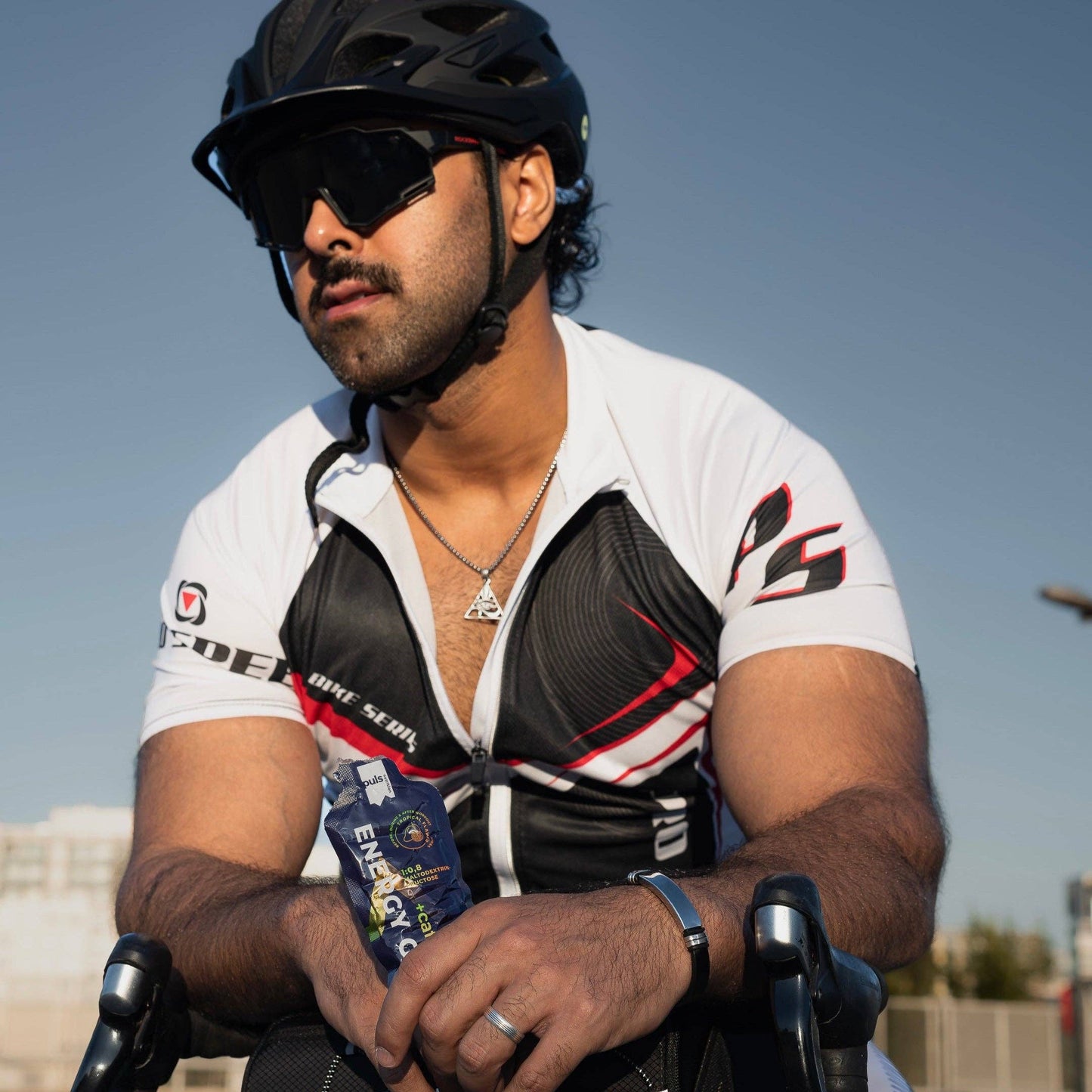 En cyklist med en energigel