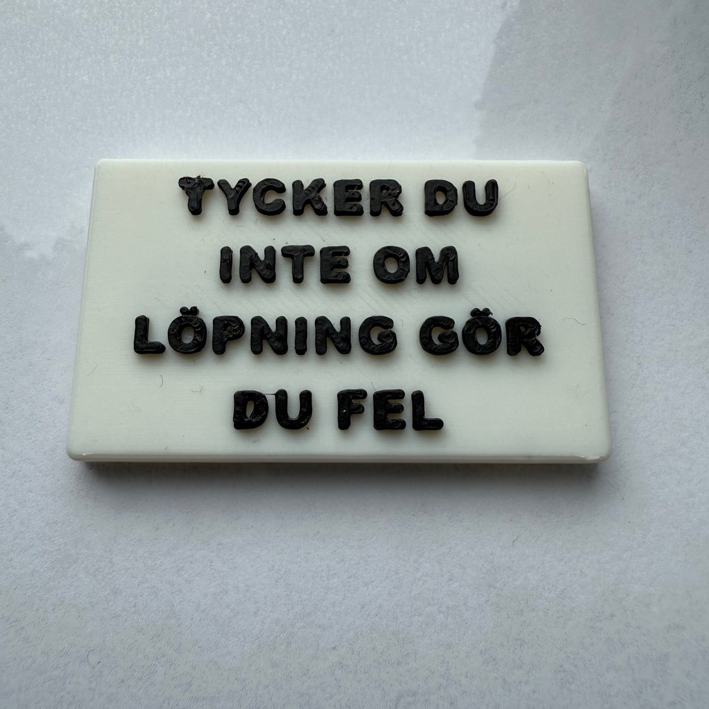 Kylskåpsmagnet, voit bas och svart text