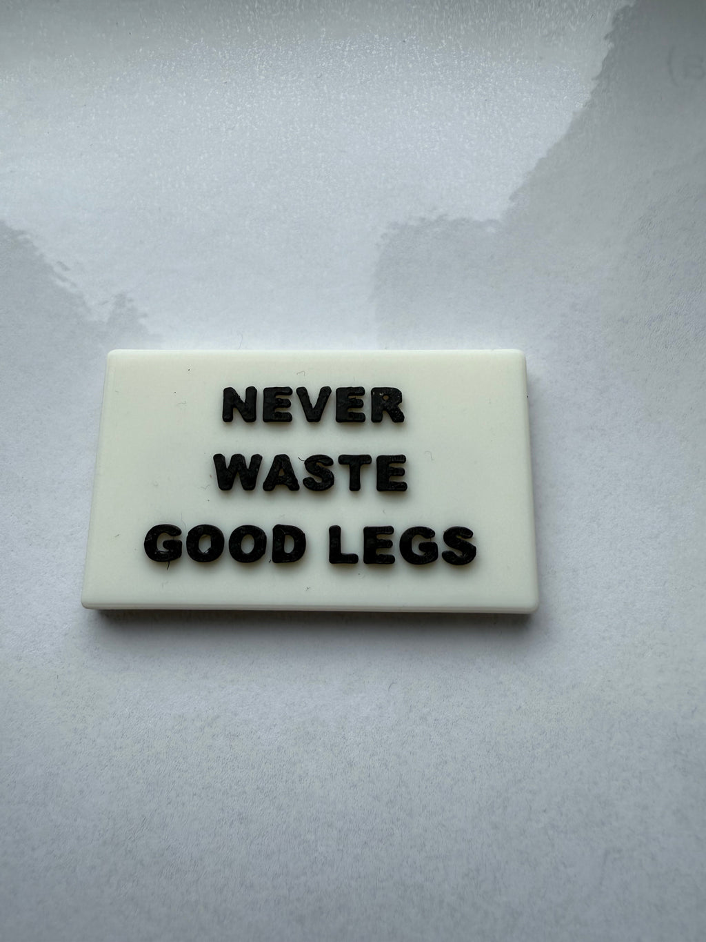 "Never waste good legs" Kylskåpsmagnet