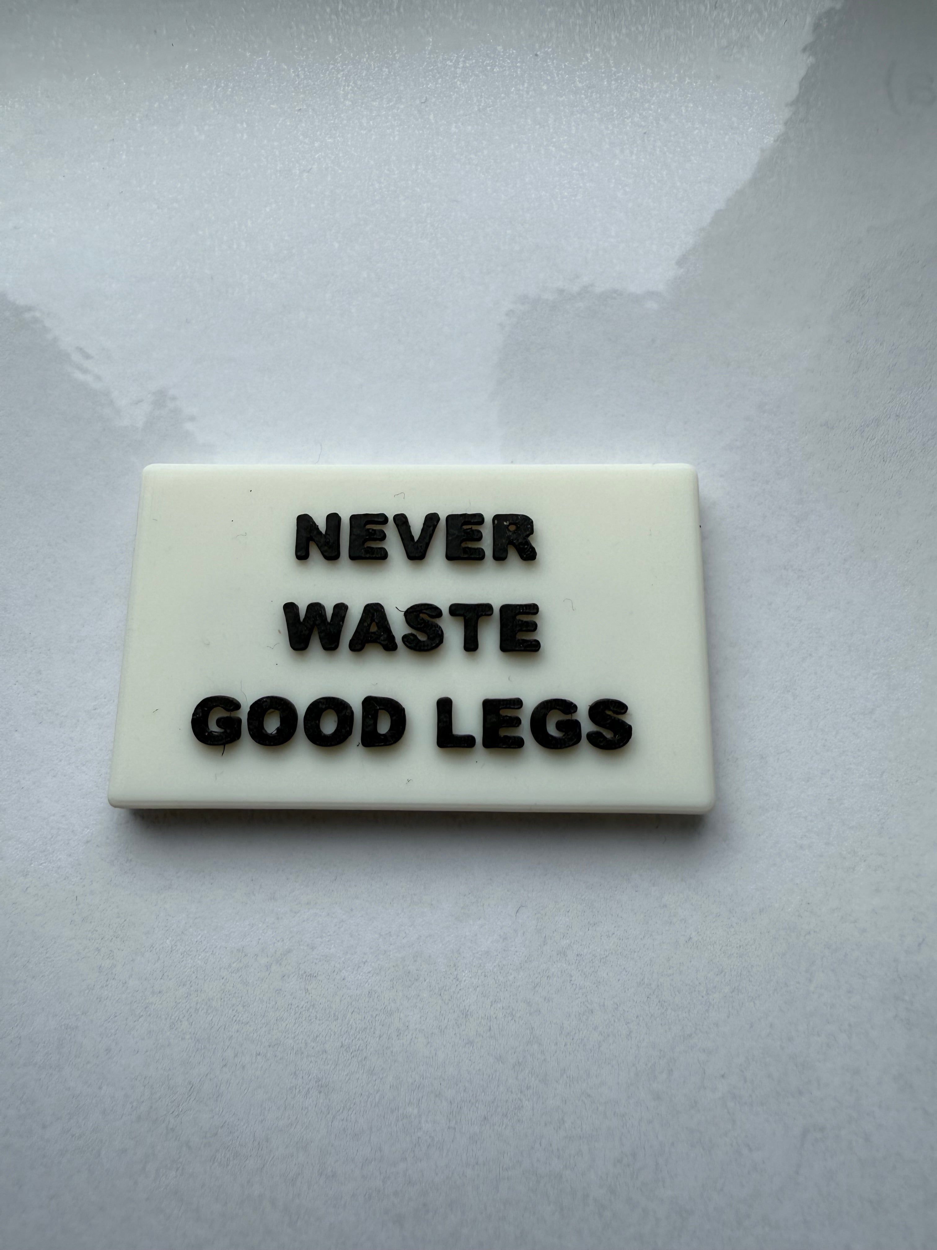 "Never waste good legs" Kylskåpsmagnet