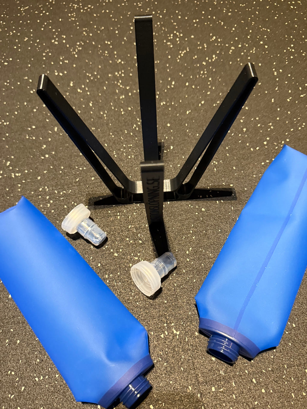 Två blåa vattenflaskor och ett torkställ