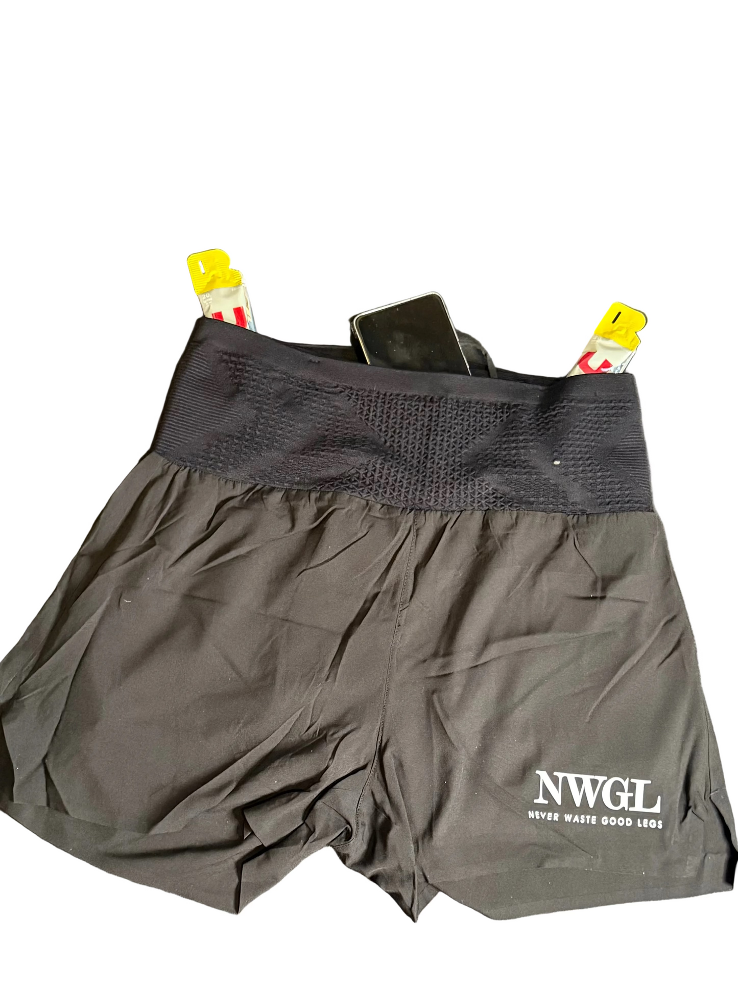 Svarta shorts, märke NWGL med två gels och en mobiltelefon