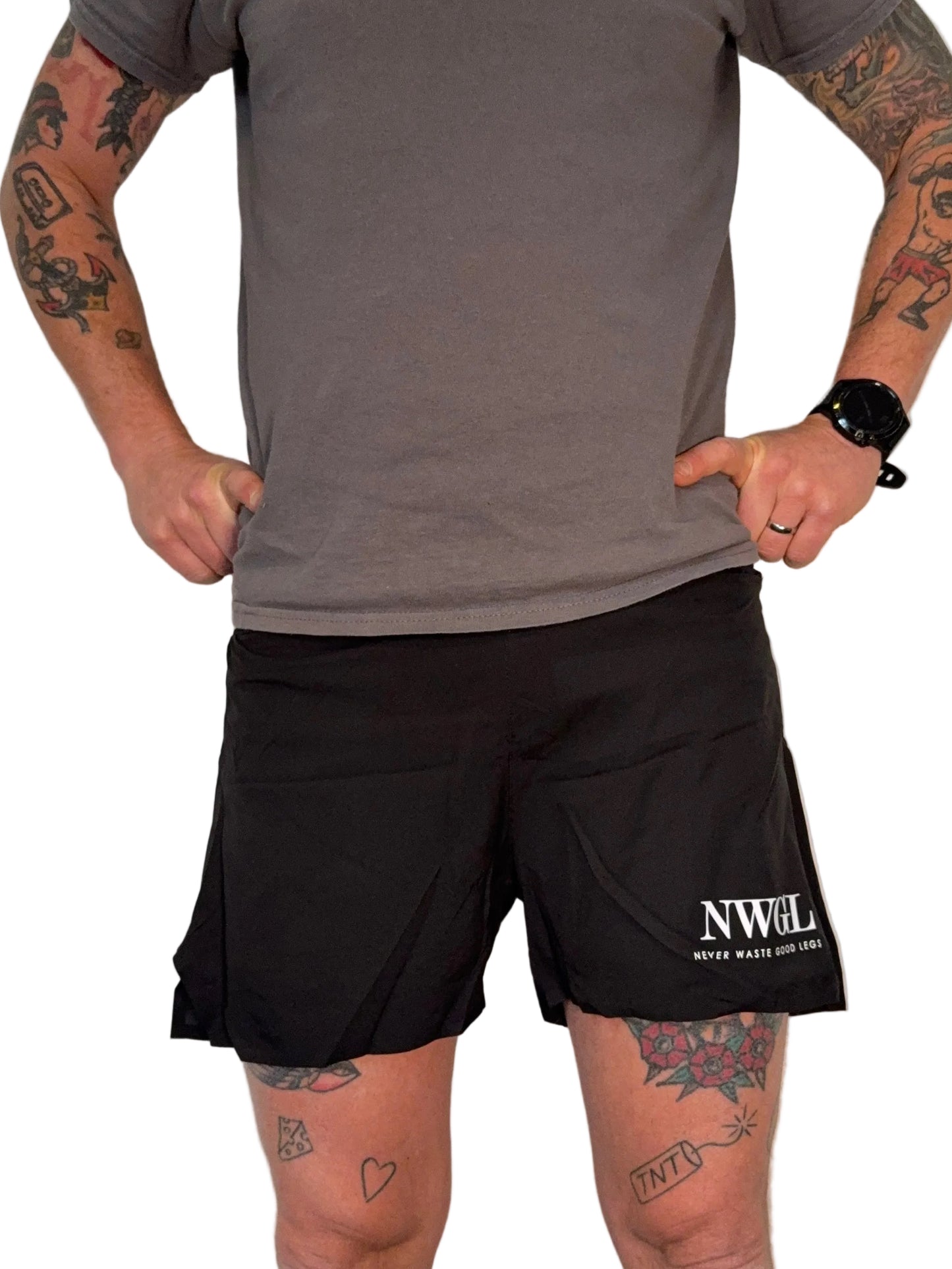 Kille med svarta shorts av märket NWGL