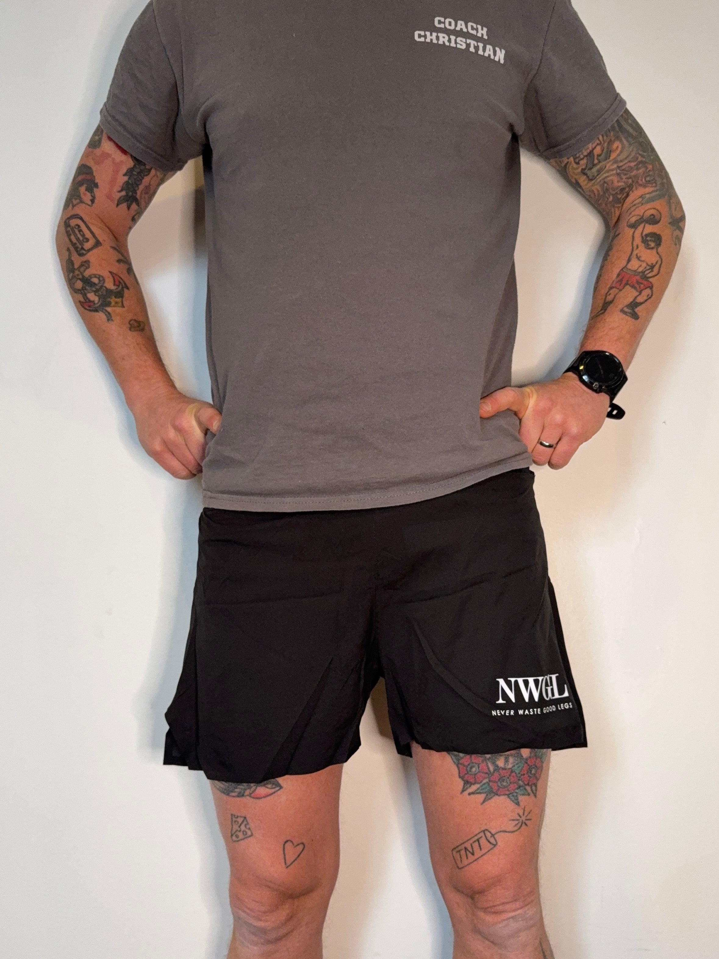 Kille med svarta shorts av märket NWGL