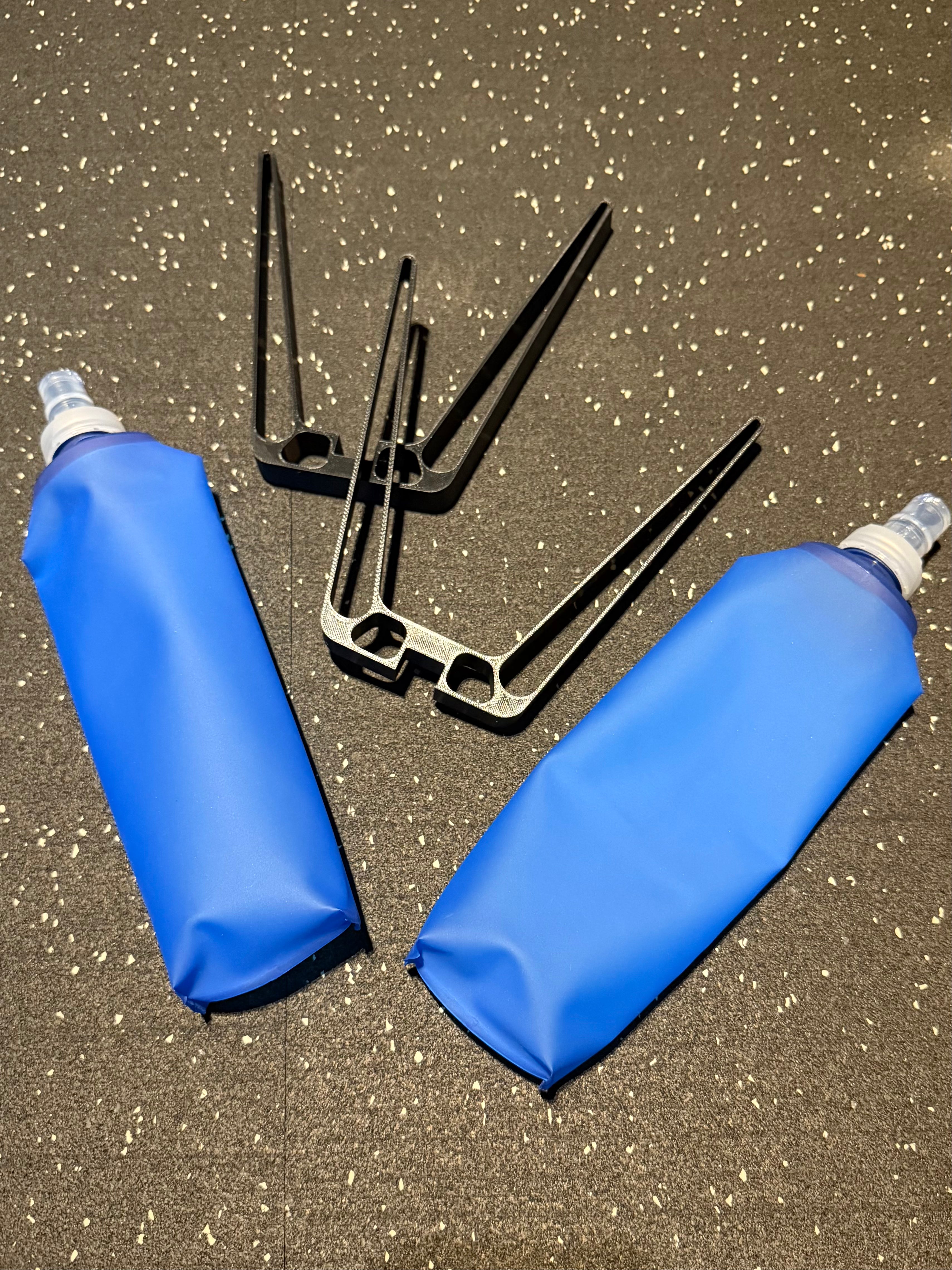 Torkställ isärplockat och två blå vattenflaskor