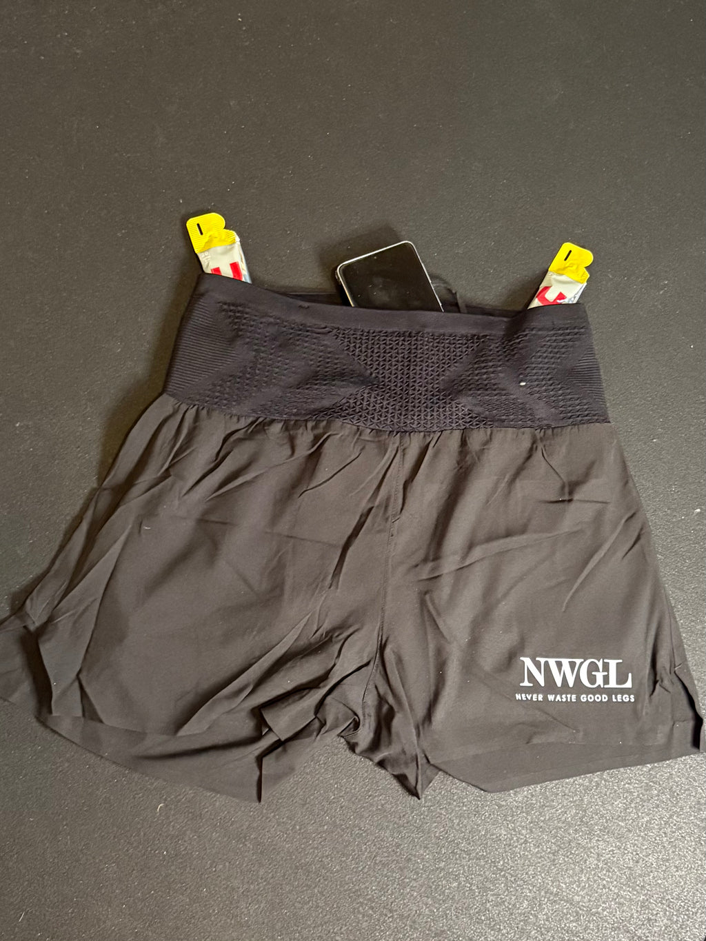 Shorts som förvarar två gels och en mobiltelefon. Märke NWGL