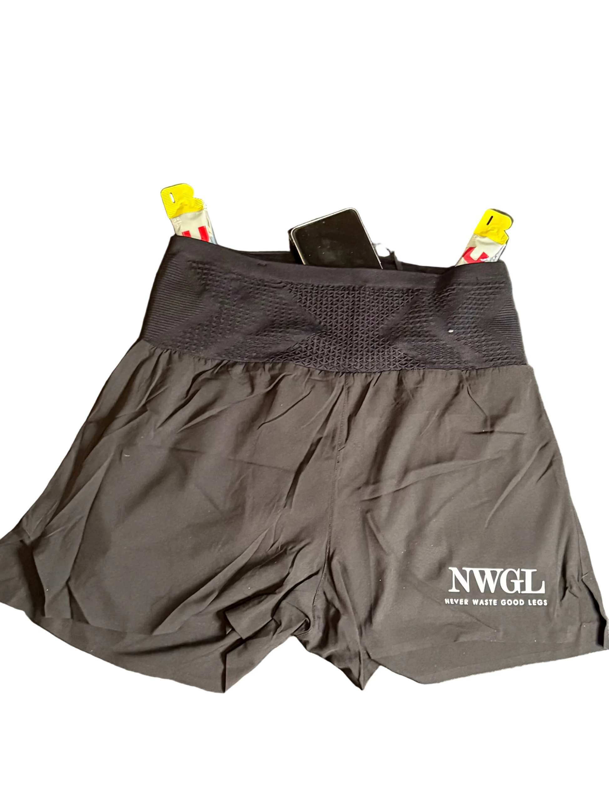 Shorts som förvarar två gels och en mobiltelefon. Märke NWGL