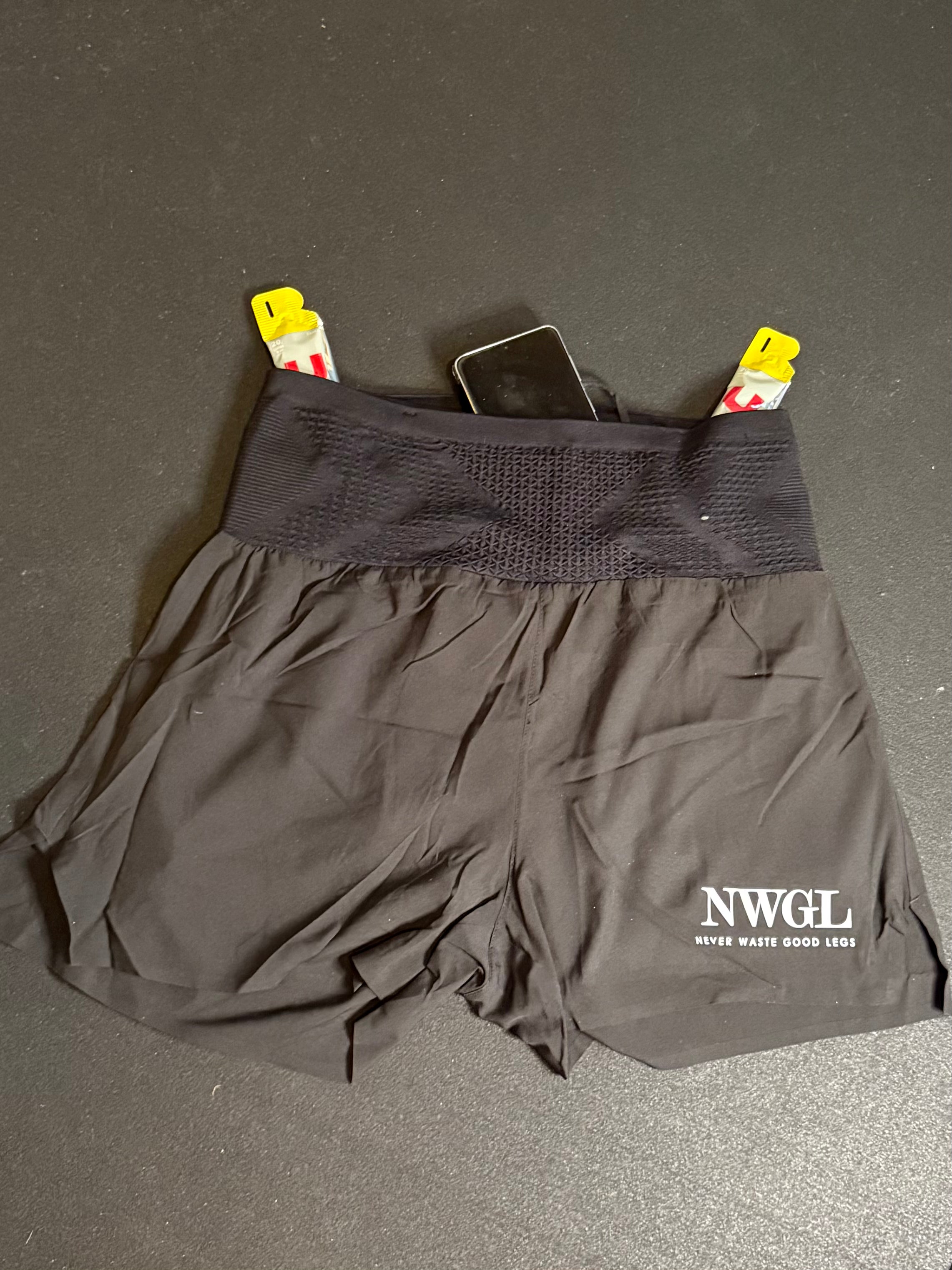 Shorts som förvarar två gels och en mobiltelefon. Märke NWGL