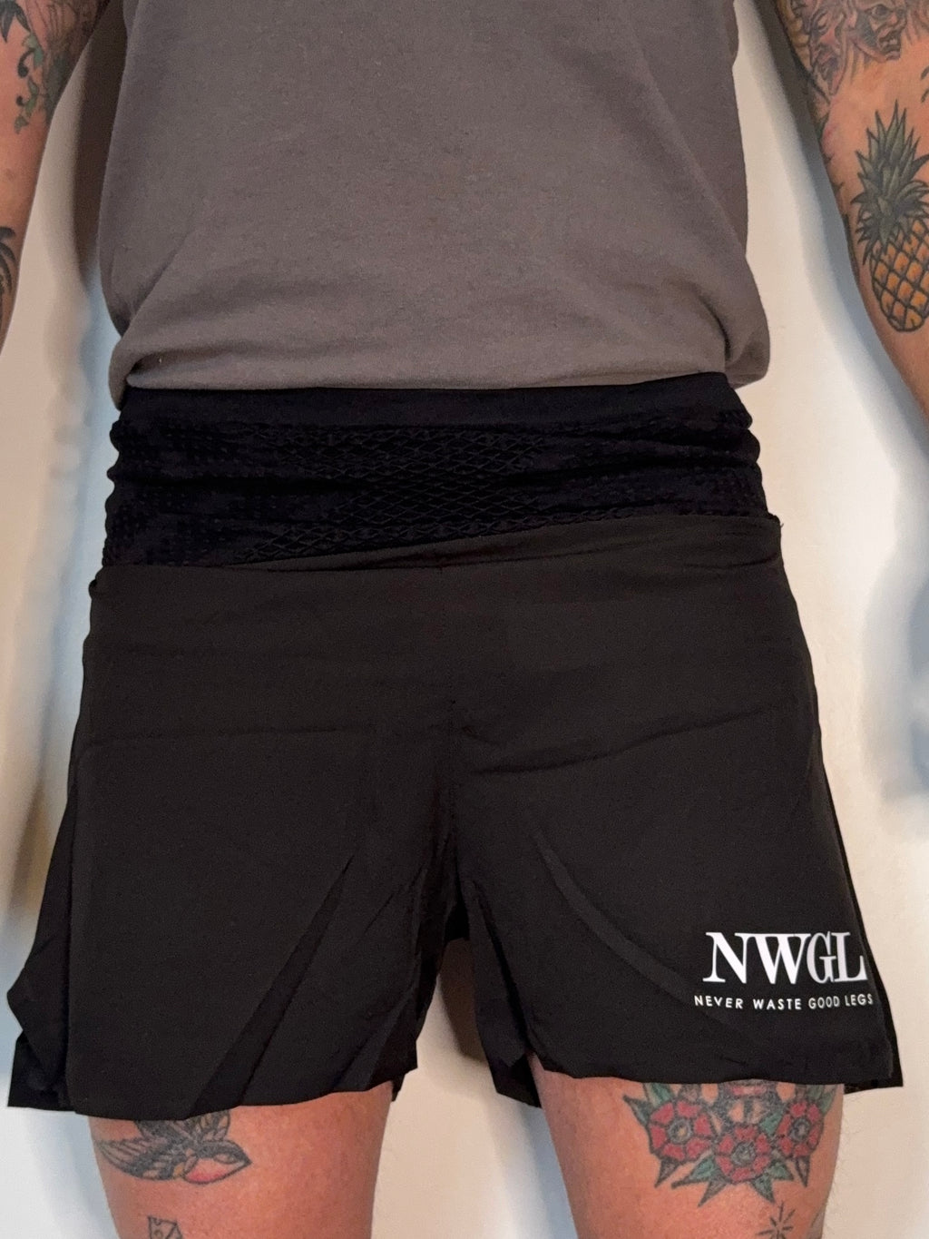 Kille med svarta shorts. Märke NWGL