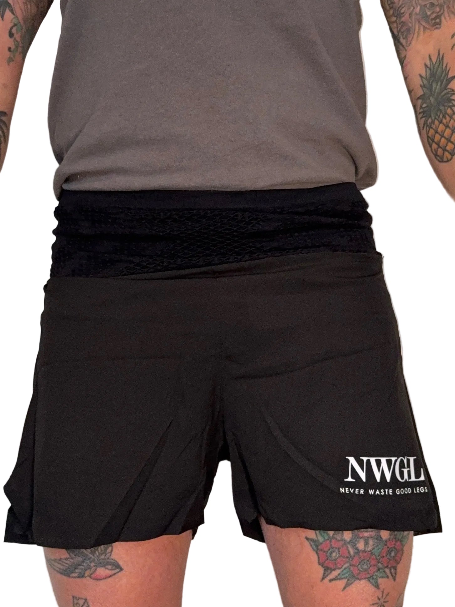 Kille med svarta shorts. Märke NWGL