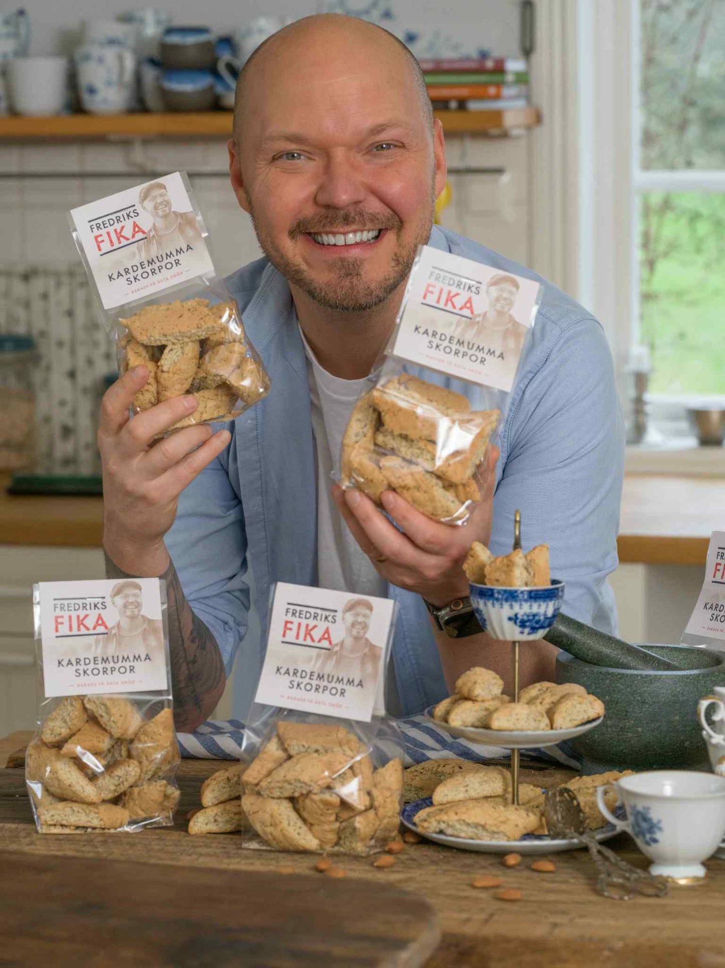 Bild på Fredrik Nylen med sina kardemummaskorpor