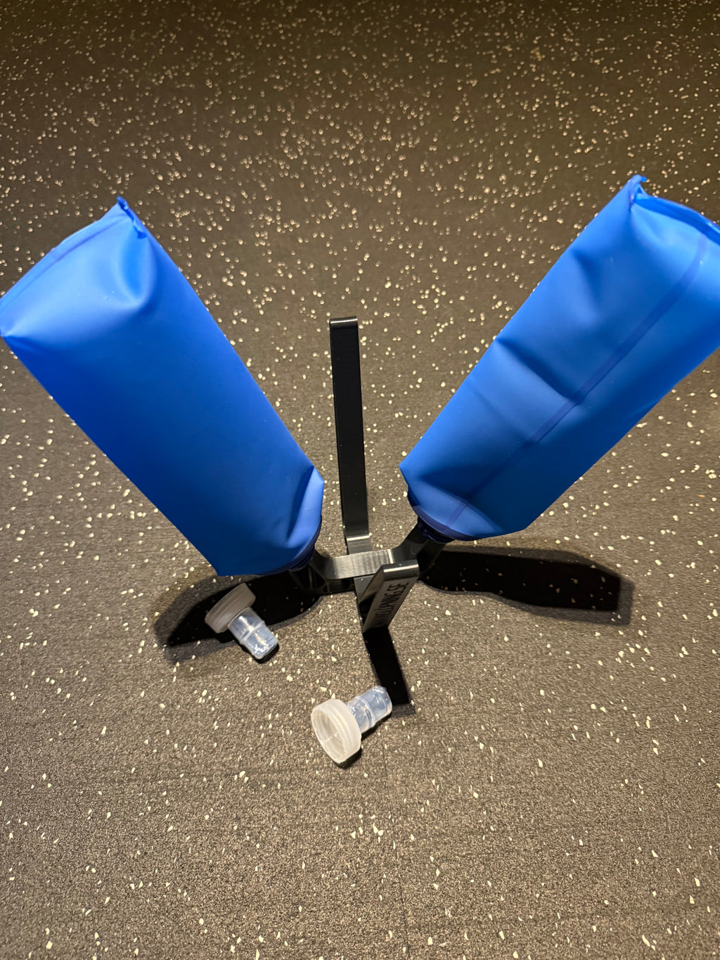 Två blåa softbottles och ett torkställ