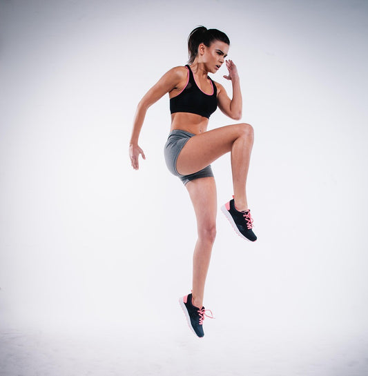 Bild på en idrottande tjej som hoppar spänstigt