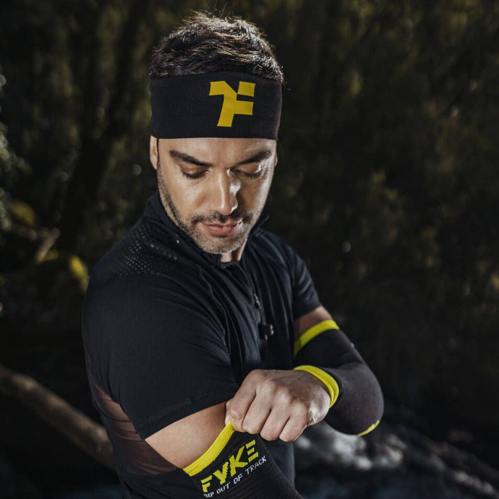 Sportig man med svart pannband 