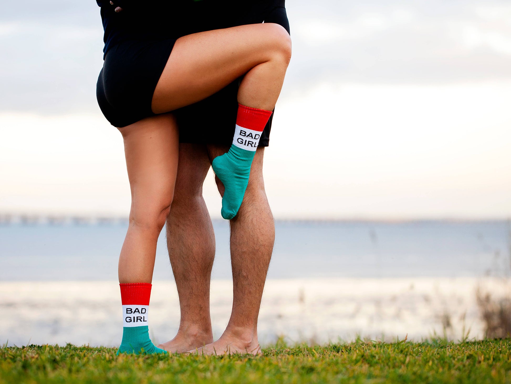 Två personer ett par strumpor