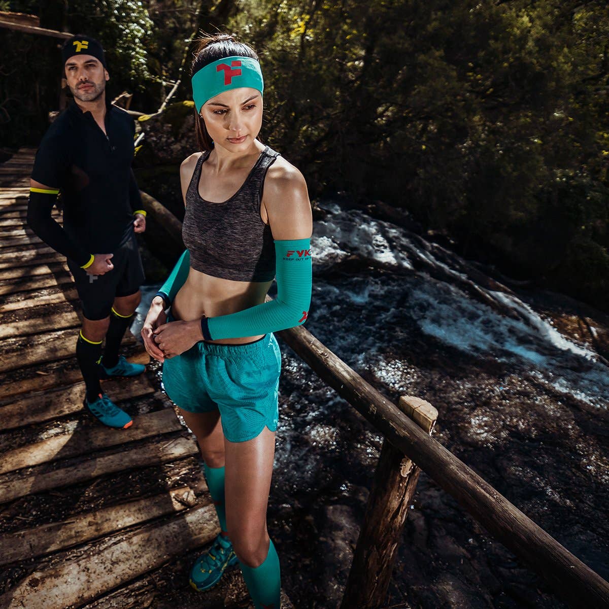 Sportig kvinna med turkost pannband