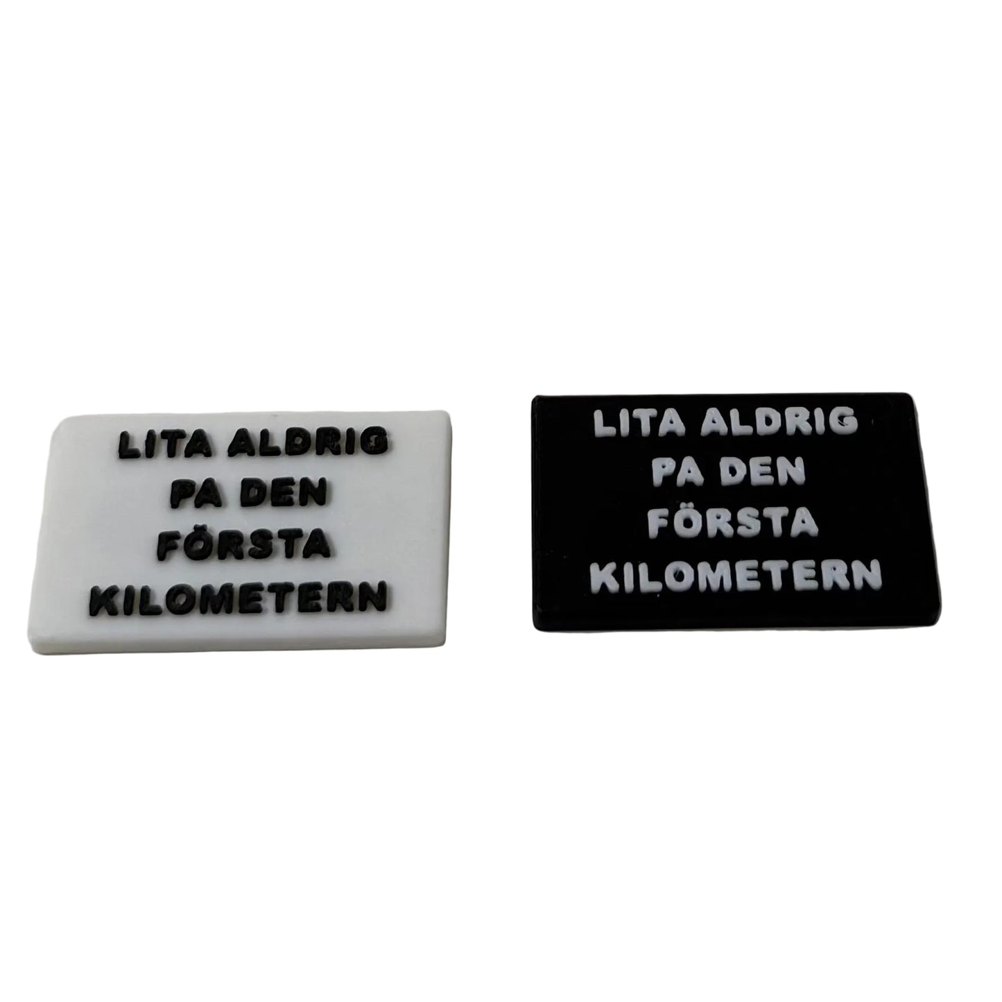 Bild på två olika kylskåpsmagneter med samma text