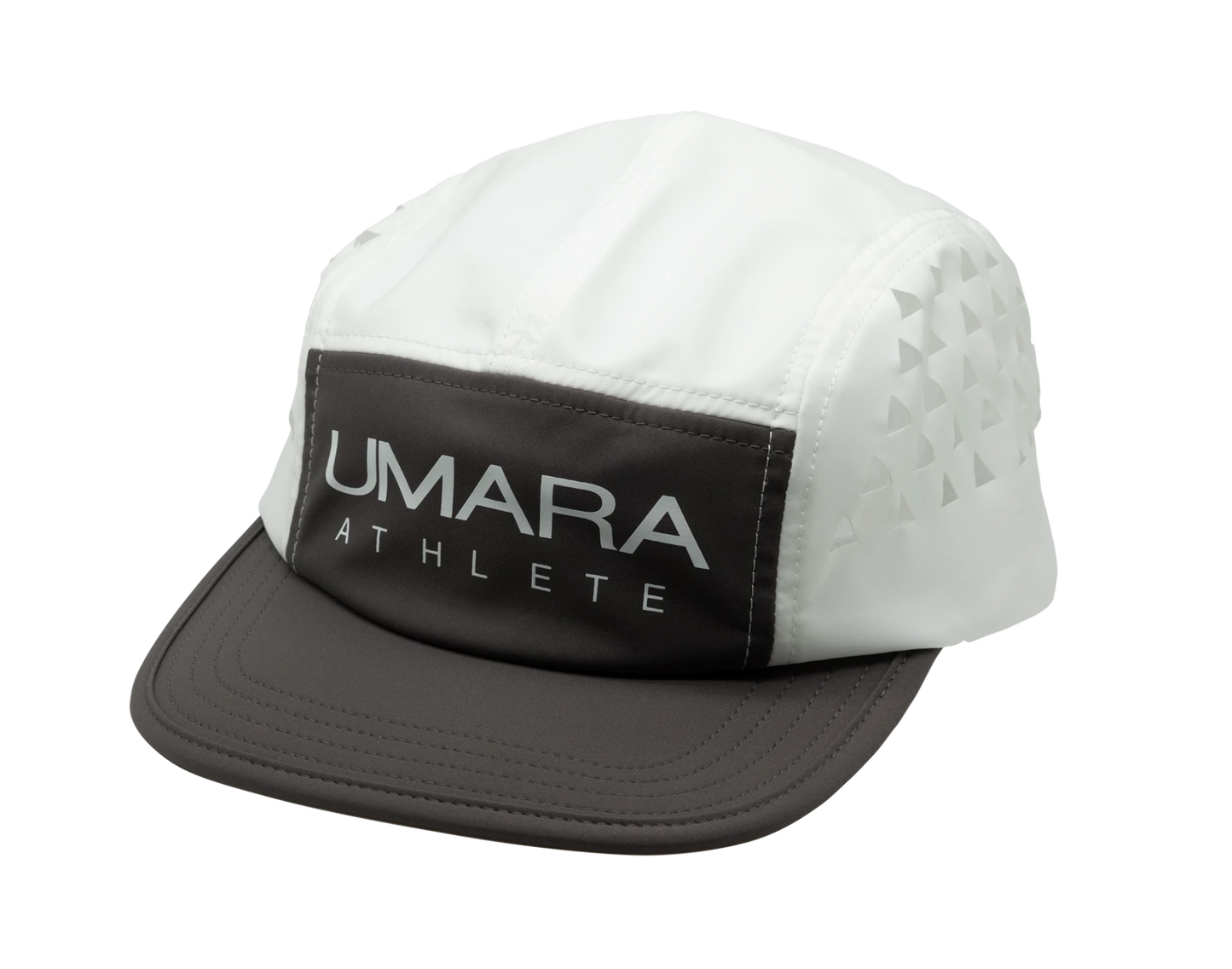Vit och svart löparkeps av märket Umara