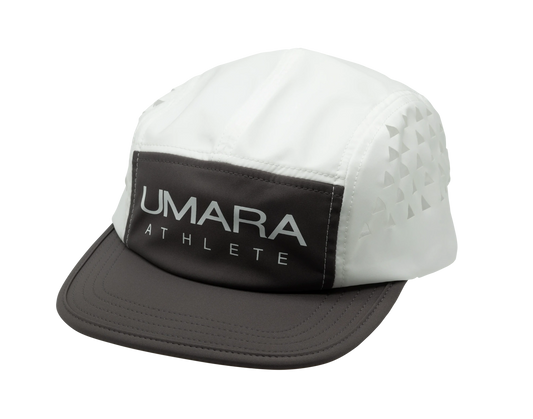 Vit och svart löparkeps av märket Umara